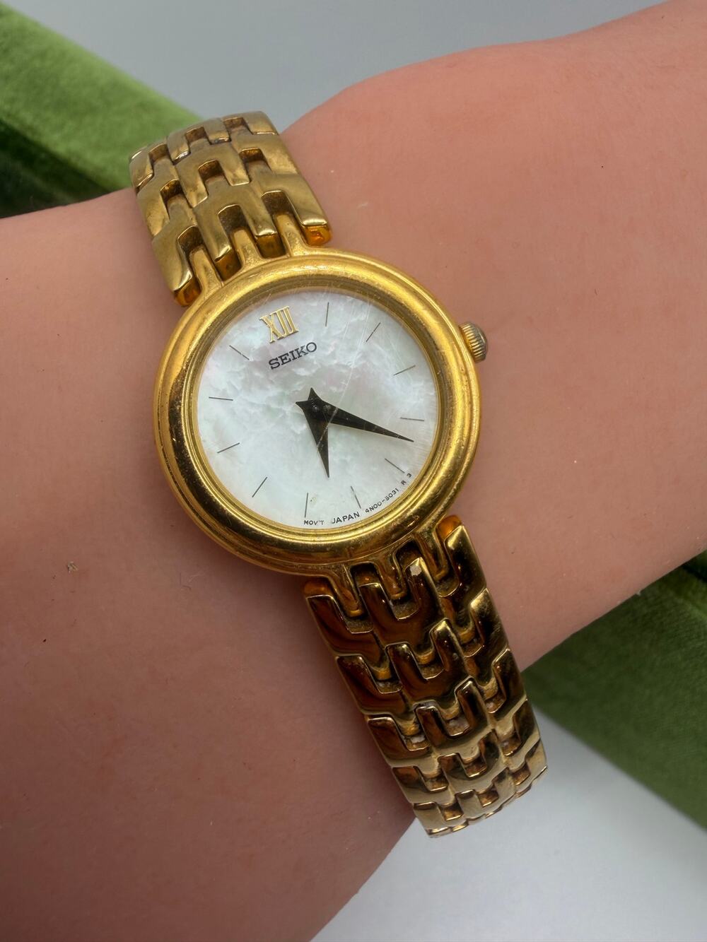 Vintage 1990s Gold-Plated Ladies' Seiko Watch with Round Mother of Pearl Dial
